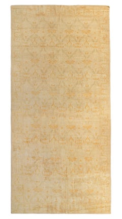 Tappeto antico europeo annodato a mano, oro, giallo, motivo floreale di Rug & Kilim