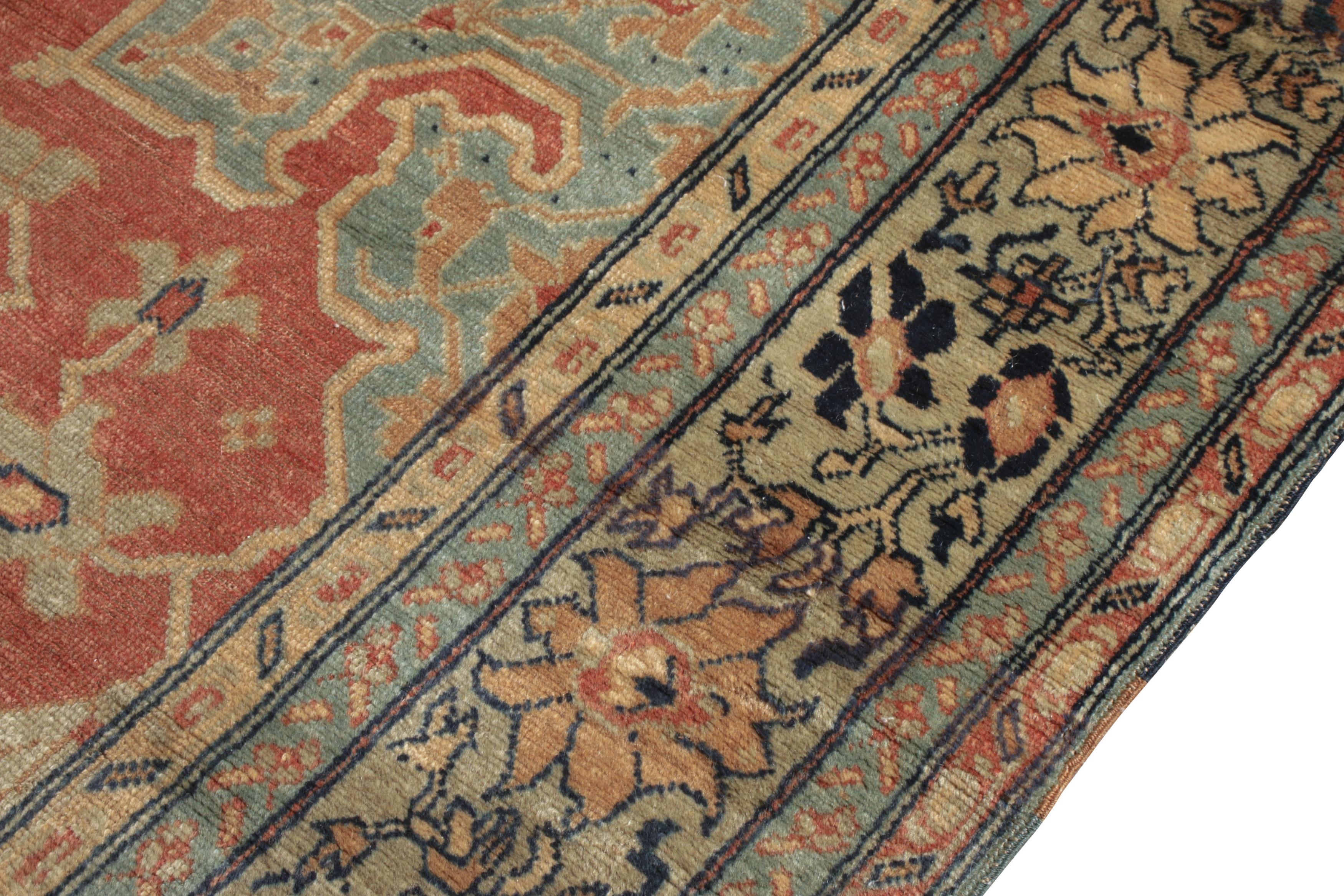 Sarouk Farahan Tapis persan ancien noué à la main à motifs floraux rouges et bleus de Rug & Kilim en vente