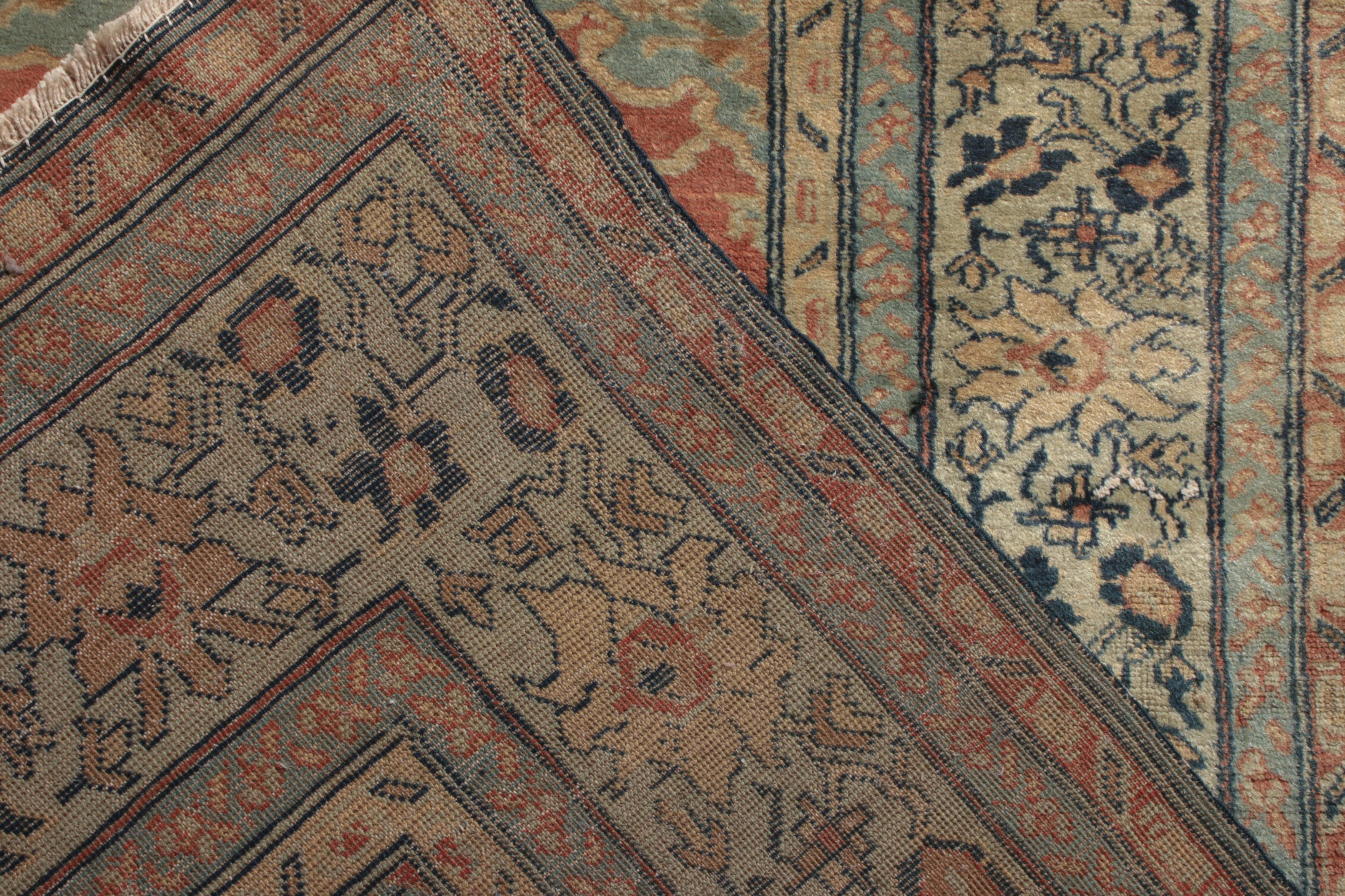 Tapis persan ancien noué à la main à motifs floraux rouges et bleus de Rug & Kilim Bon état - En vente à Long Island City, NY