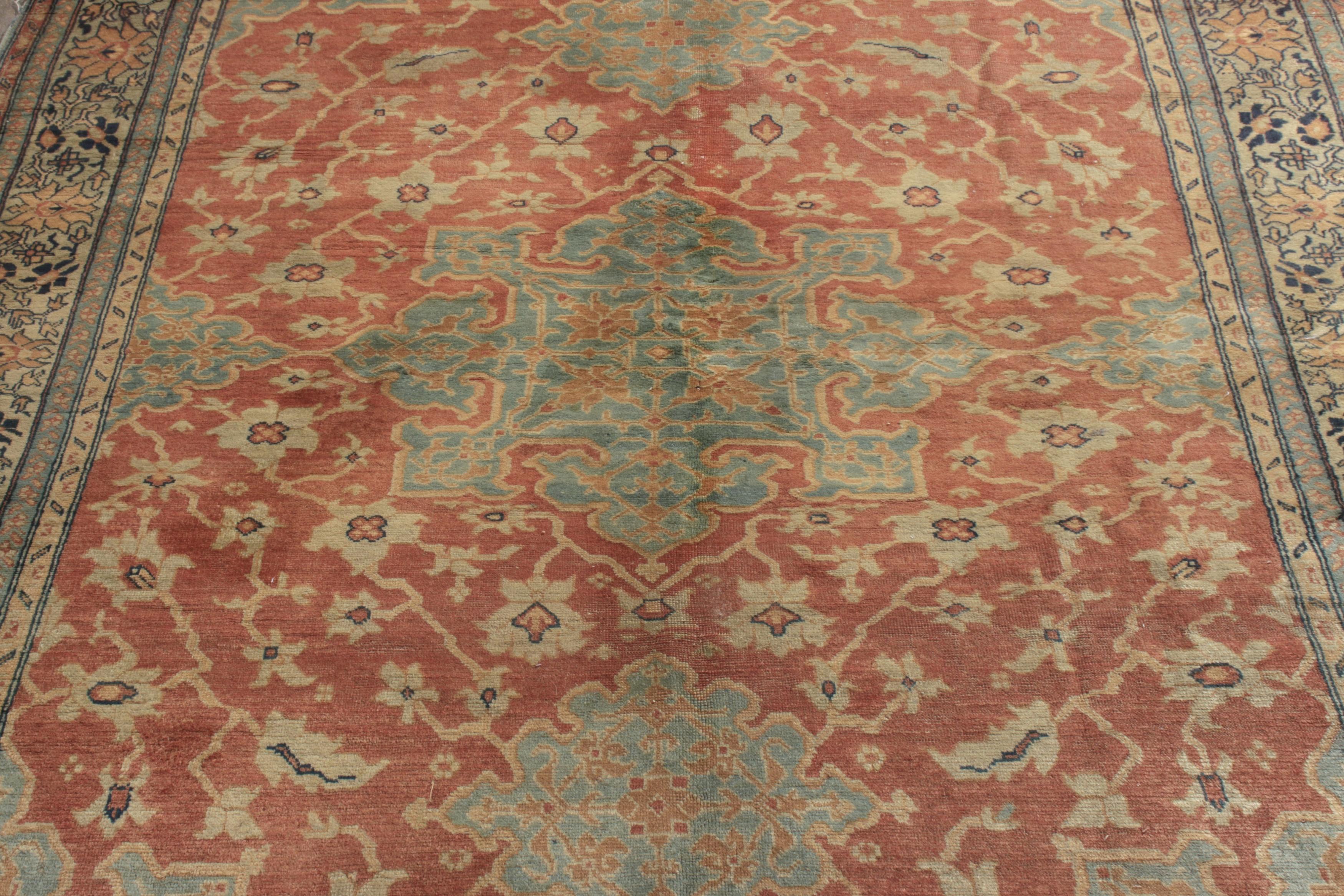Noué à la main en laine vers 1920-1930, ce tapis ancien de Farahan rejoint la collection Antique & Vintage de Rug & Kilim. D'une taille de 6x8, cette pièce est le fruit d'un travail artisanal de qualité, dans des tons vifs de rouge et de vert, le