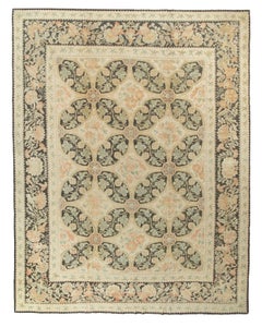 Rug & Kilim's Oversized European Style Rug in Cream with Floral Medallions (Tapis européen surdimensionné avec médaillons floraux)