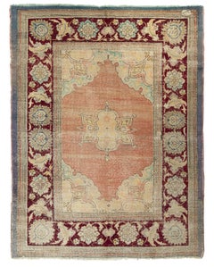 Antiker Hereke-Teppich mit goldenem, geblümtem Medaillon und roter Bordüre von Rug & Kilim