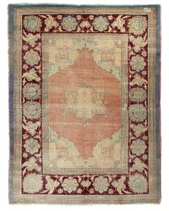 Tapis Hereke ancien avec médaillon à fleurs dorées et bordure rouge, par Rug & Kilim