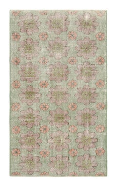 Tapis vintage en mauvais état noué à la main des années 1960 à motif floral vert de Rug & Kilim