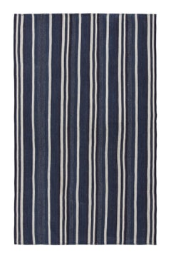 Alfombra turca kilim vintage con diseño de rayas azules, moradas y blancas by Rug & Kilim