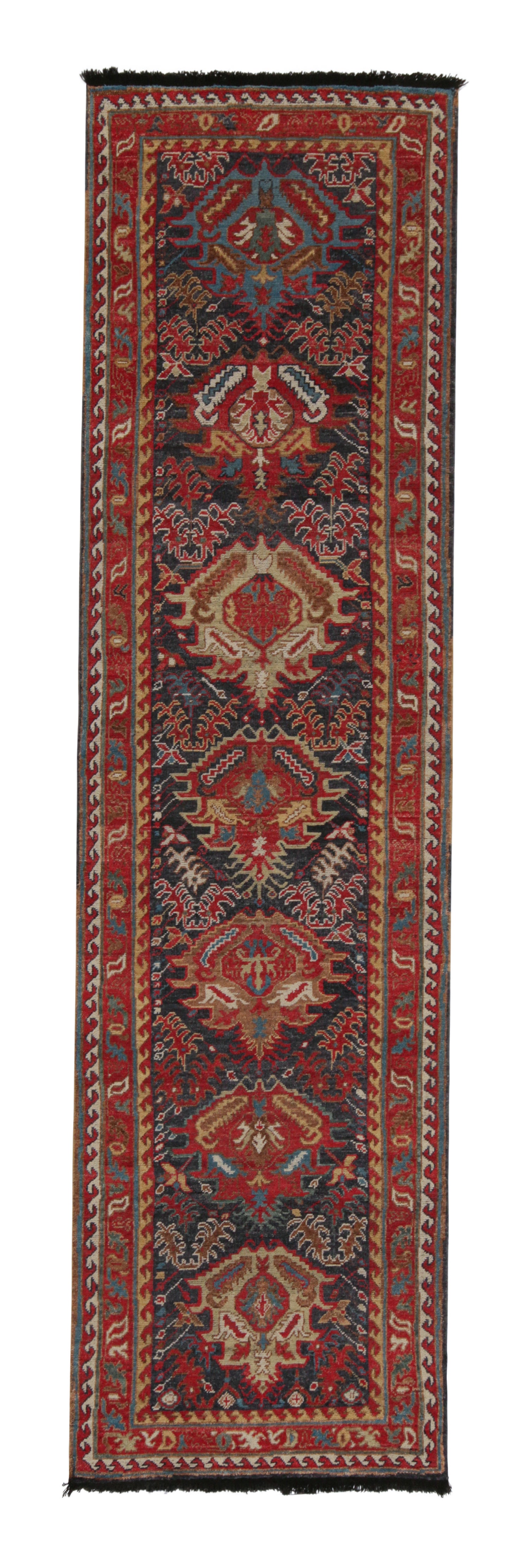 Alfombra de Rug & Kilim de estilo tribal con motivos rojos, marrones y azules