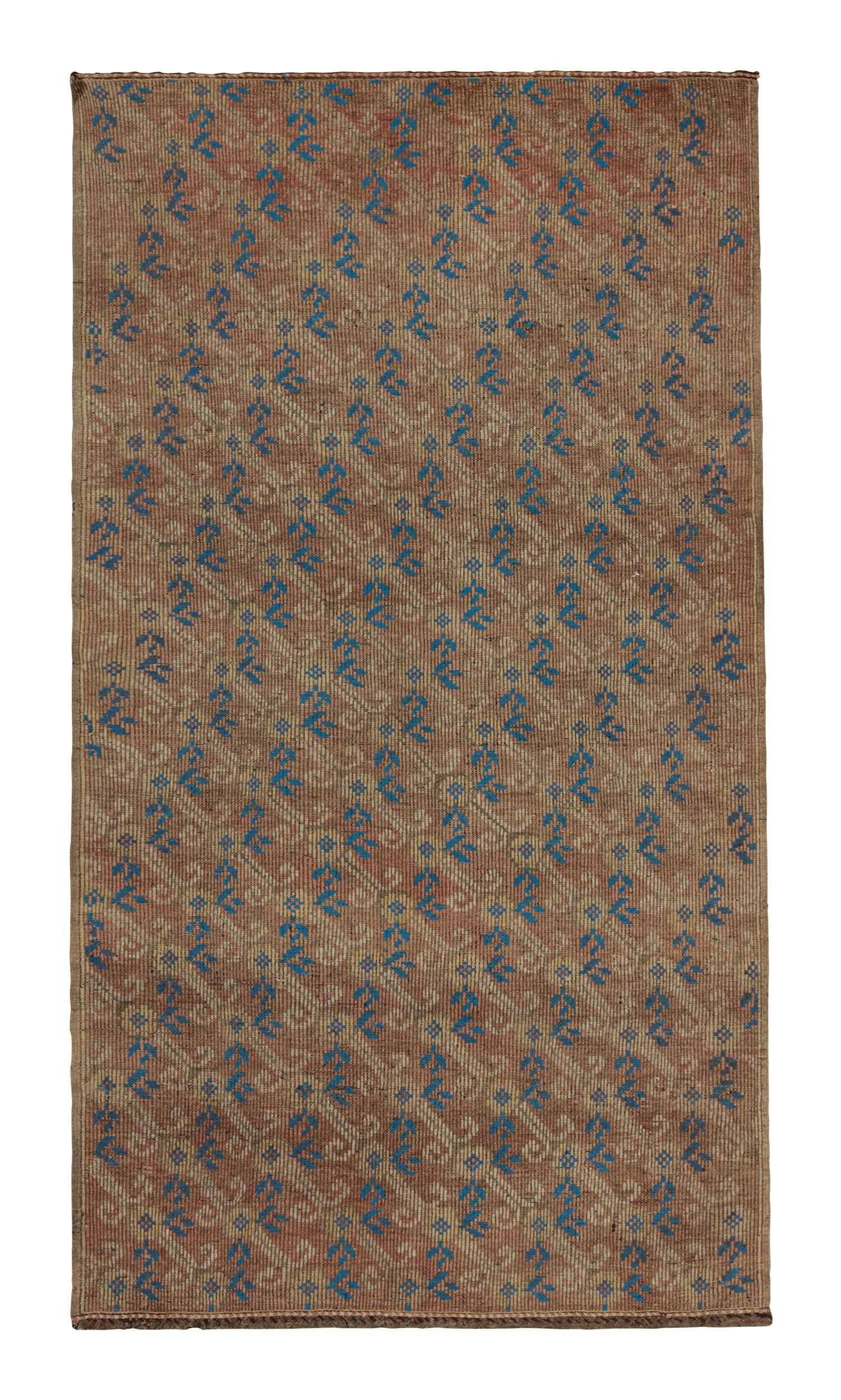Teppich & Kelim im Chaput-Stil in Braun-Rosa mit blauen Akzenten von Teppich & Kelim