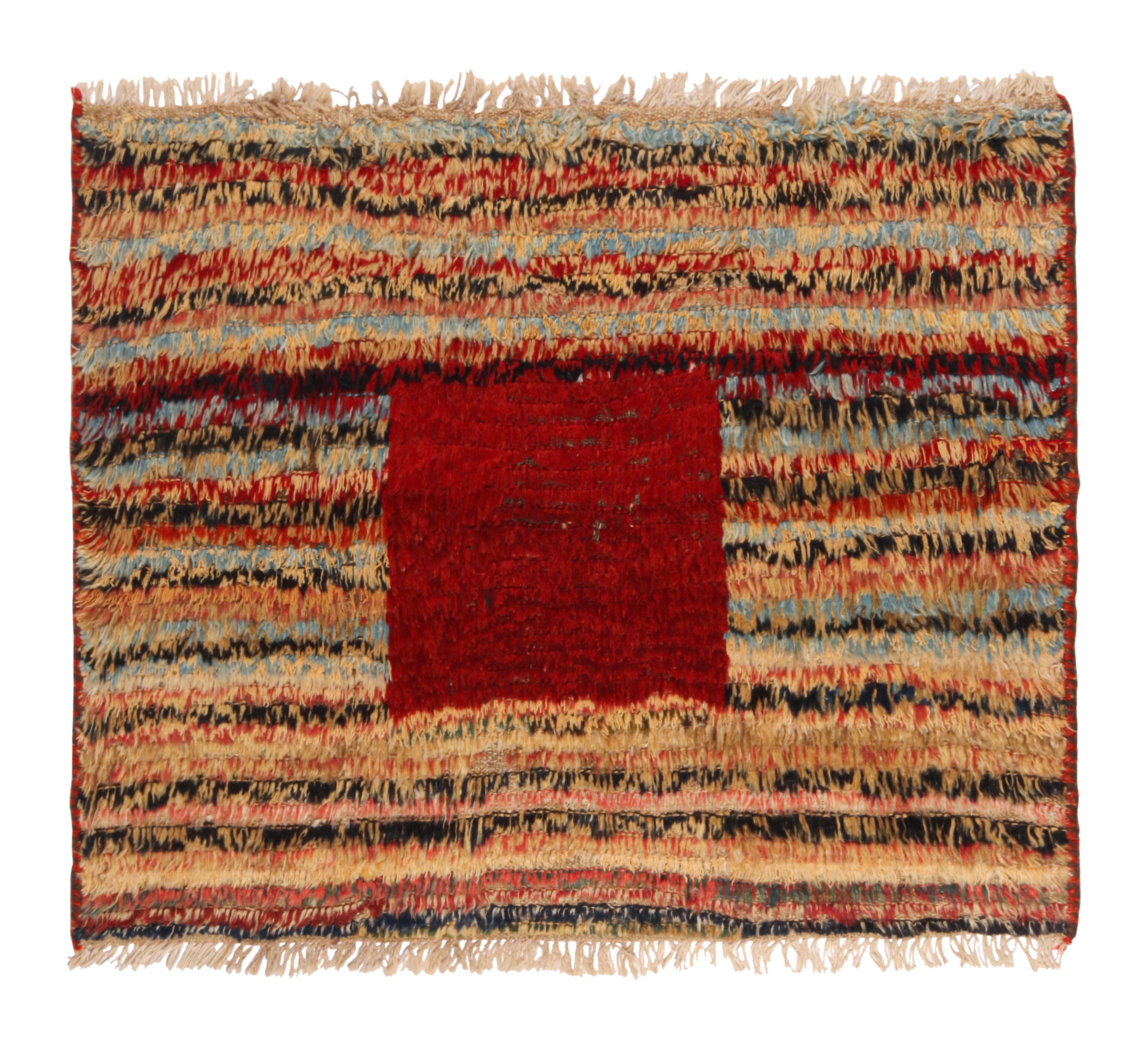 Tapis tribal Gabbeh vintage à motif de stries polychromes par Rug & Kilim