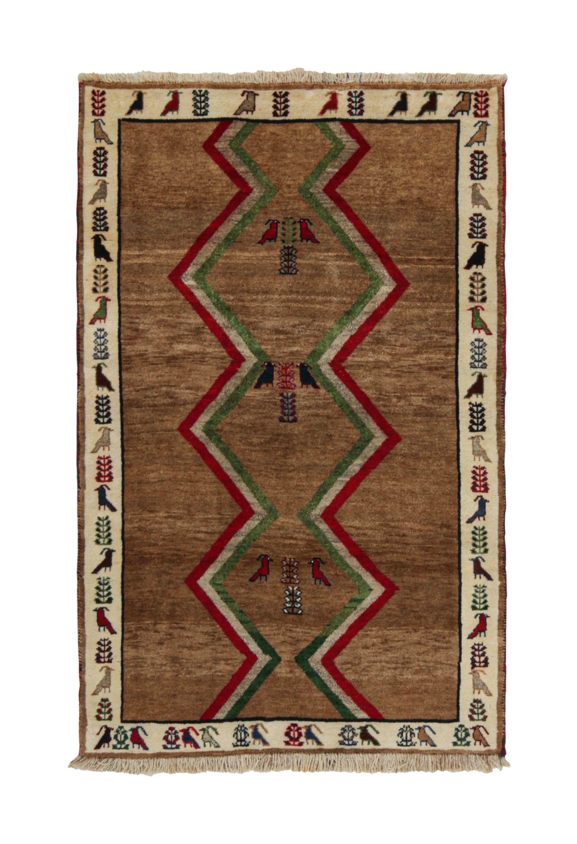 Gabbeh Tribal Teppich im Vintage-Stil in Braun, Rot & Grün mit geometrischem Muster von Teppich & Kelim