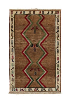 Tapis tribal Gabbeh vintage à motif géométrique marron, rouge et vert par Rug & Kilim