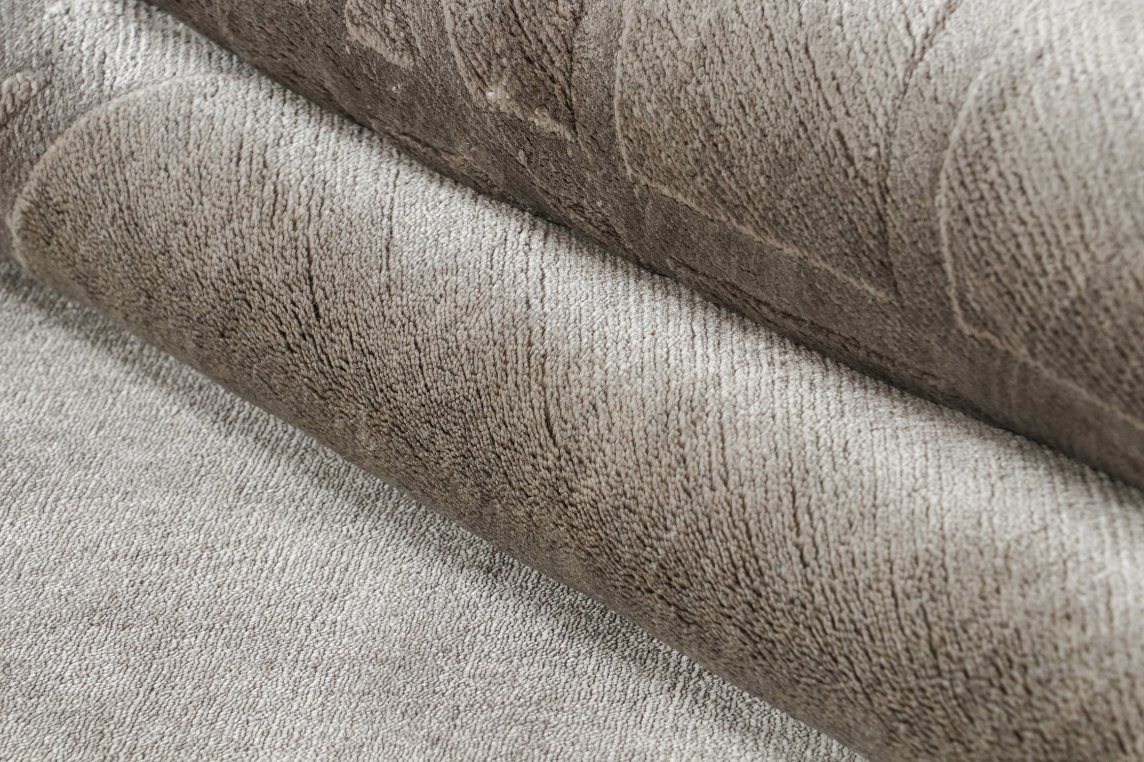 Seta Tappeto moderno Rug & Kilim con campo aperto color taupe e bordo grigio-argento in vendita