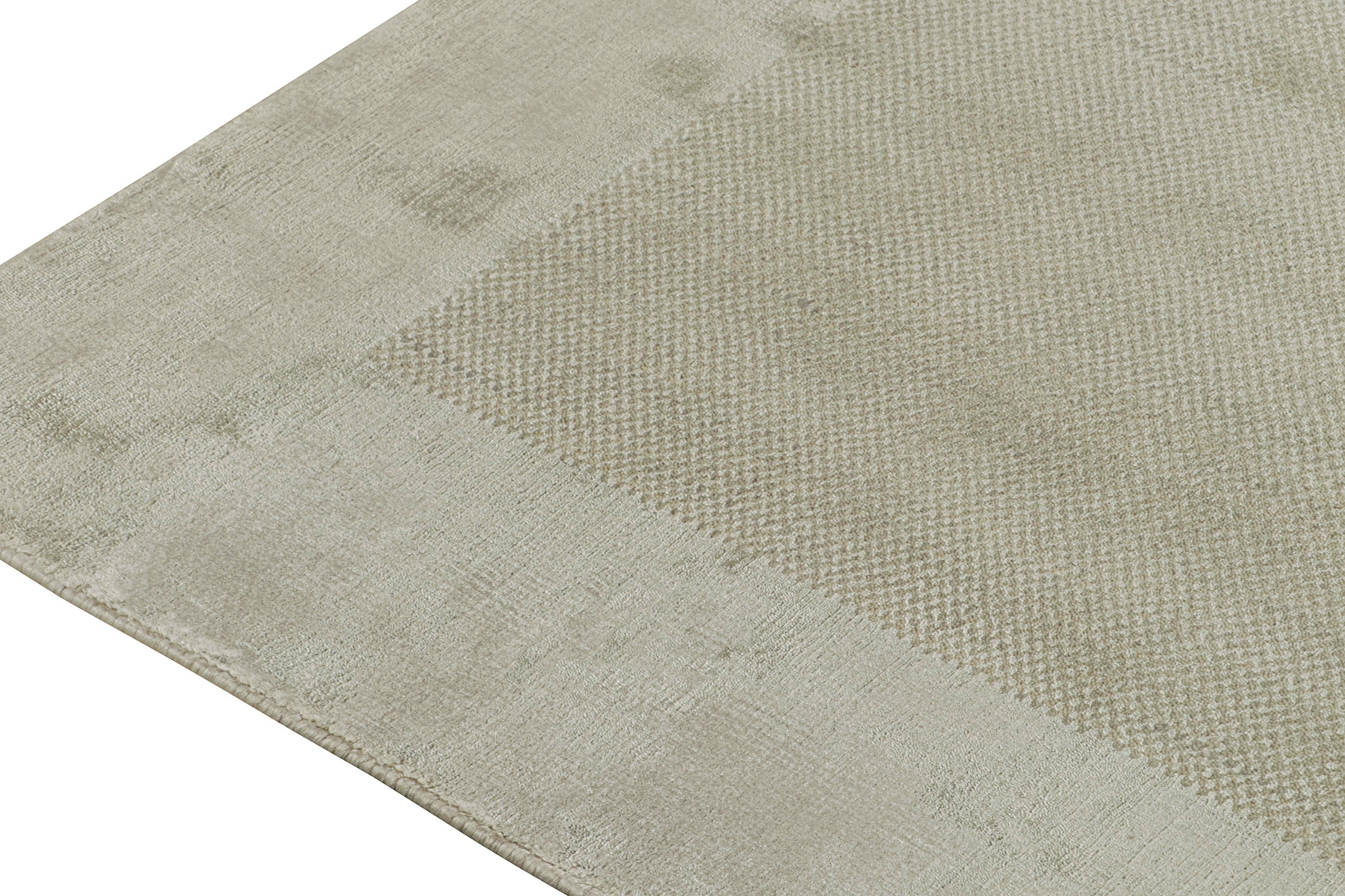 Alfombra moderna Rug & Kilim con campo abierto topo y borde gris plateado Indio en venta