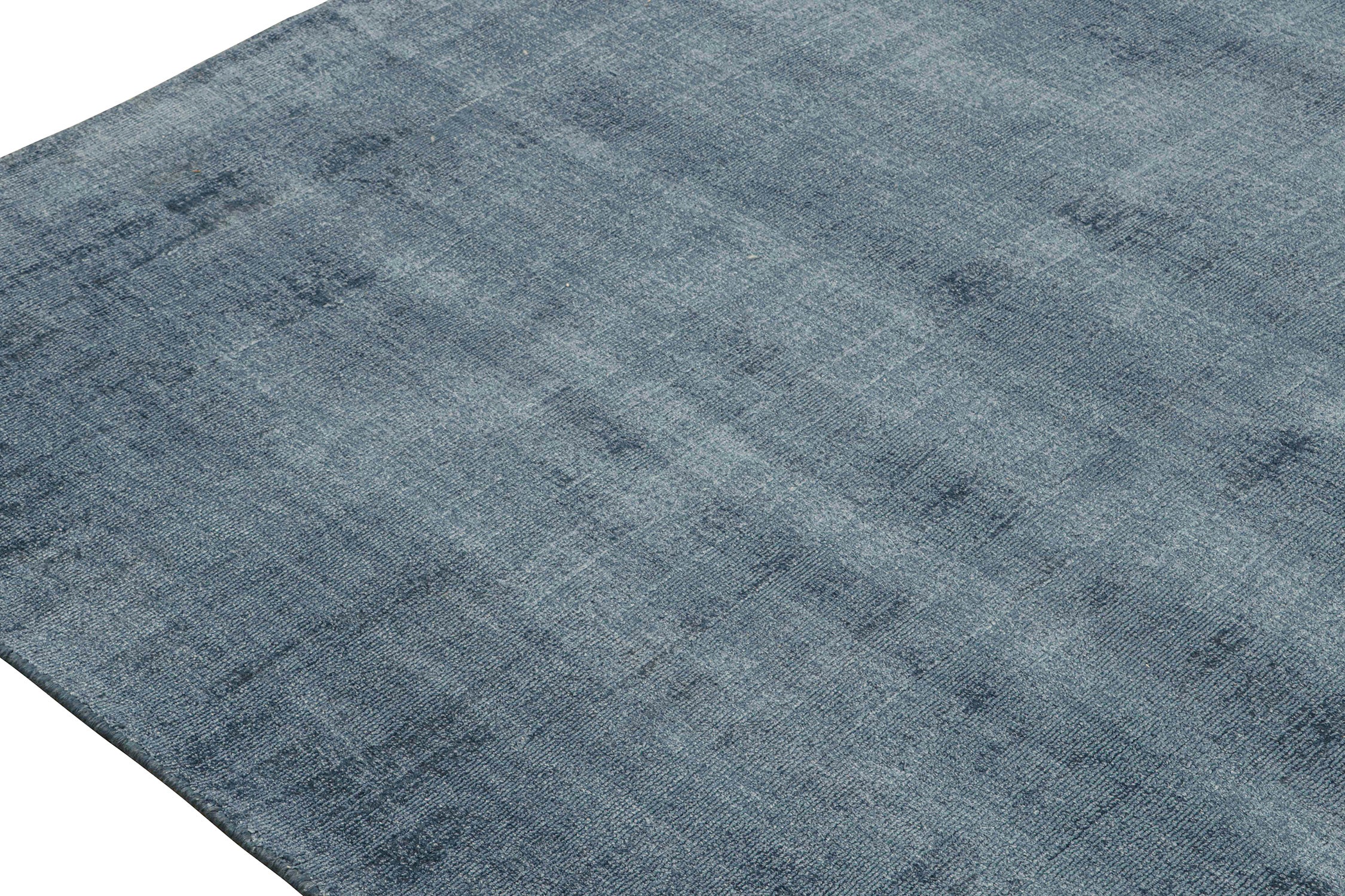 Moderner Teppich von Rug & Kilim aus einfarbig blauen Ton-in-Ton-Streifen