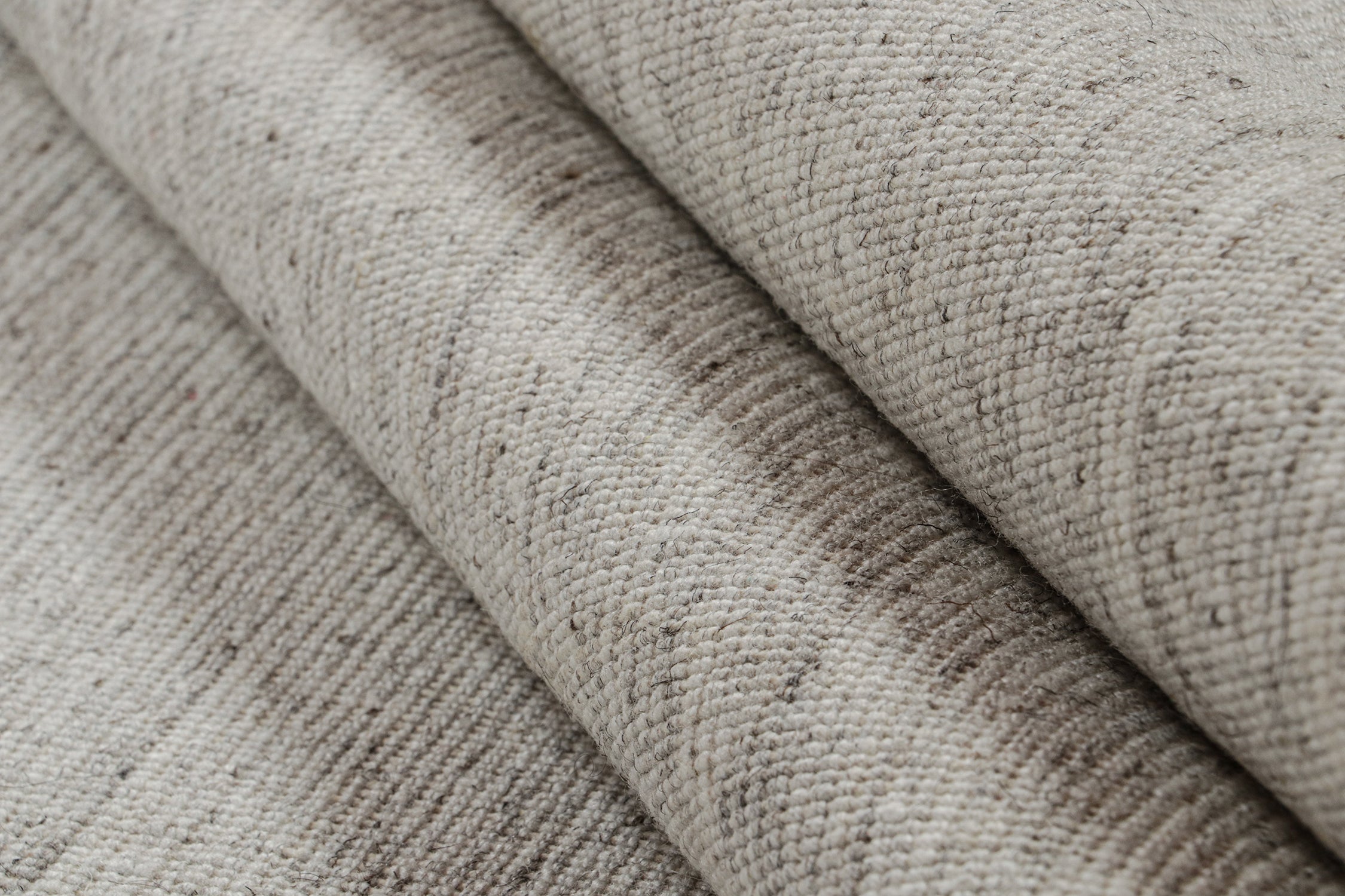 Moderner Teppich von Rug & Kilim in Grau und Off-White Striae im Angebot