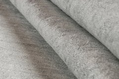 Moderner Teppich von Rug & Kilim in Grau und Off-White Striae
