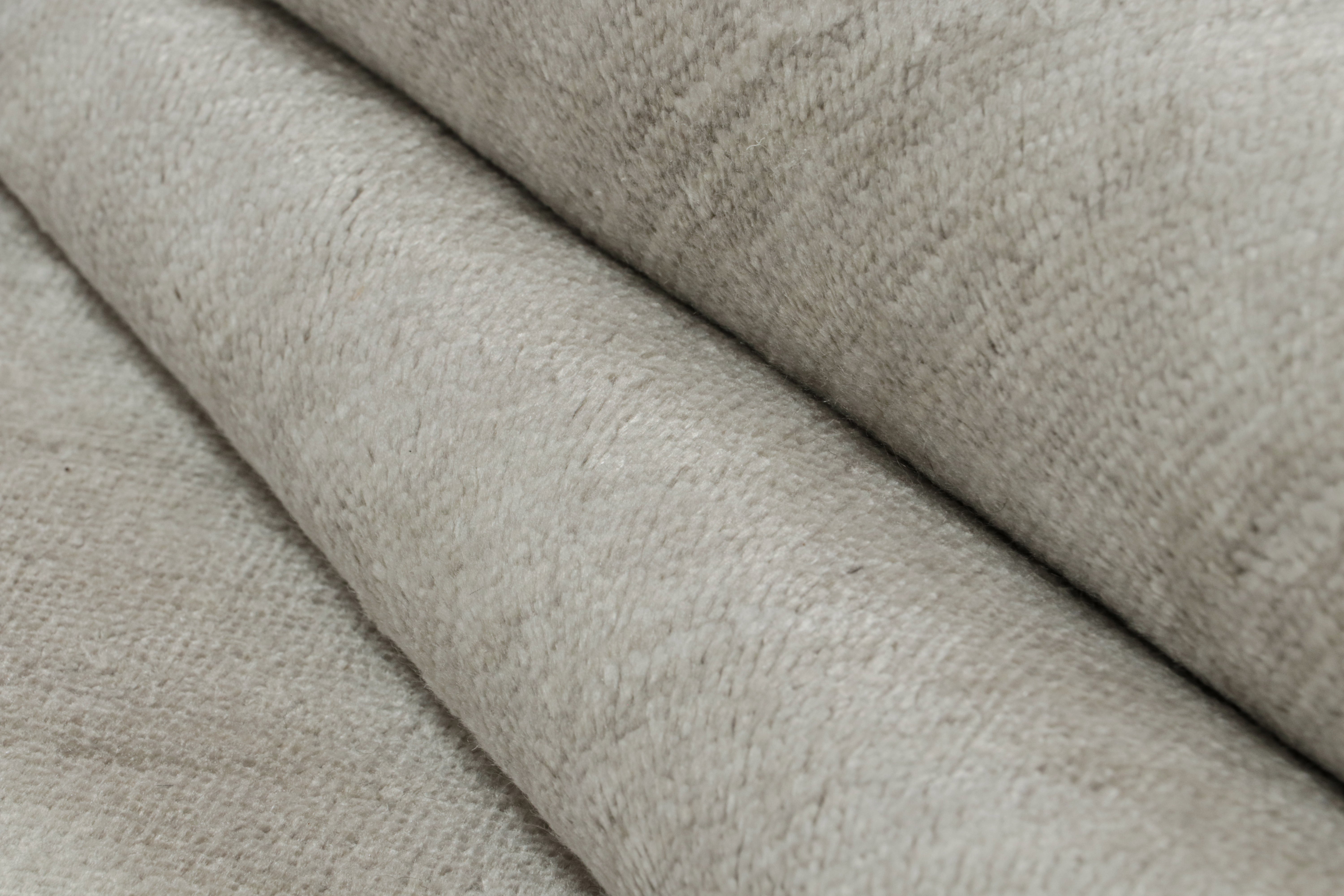 Moderner Teppich von Rug & Kilim in Grau und Off-White Striae im Angebot