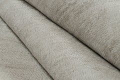 Moderner Teppich von Rug & Kilim in Grau und Off-White Striae