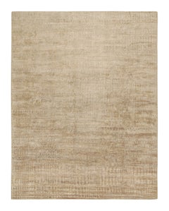 Rug & Kilim è un tappeto contemporaneo con striature beige-marrone tono su tono.