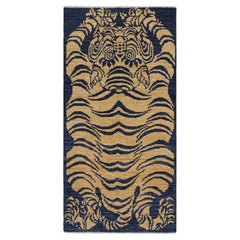 Alfombra contemporánea Rug & Kilim de piel de tigre en azul marino y dorado pictórico