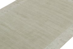 Alfombra moderna Rug & Kilim con campo abierto topo y borde gris plateado