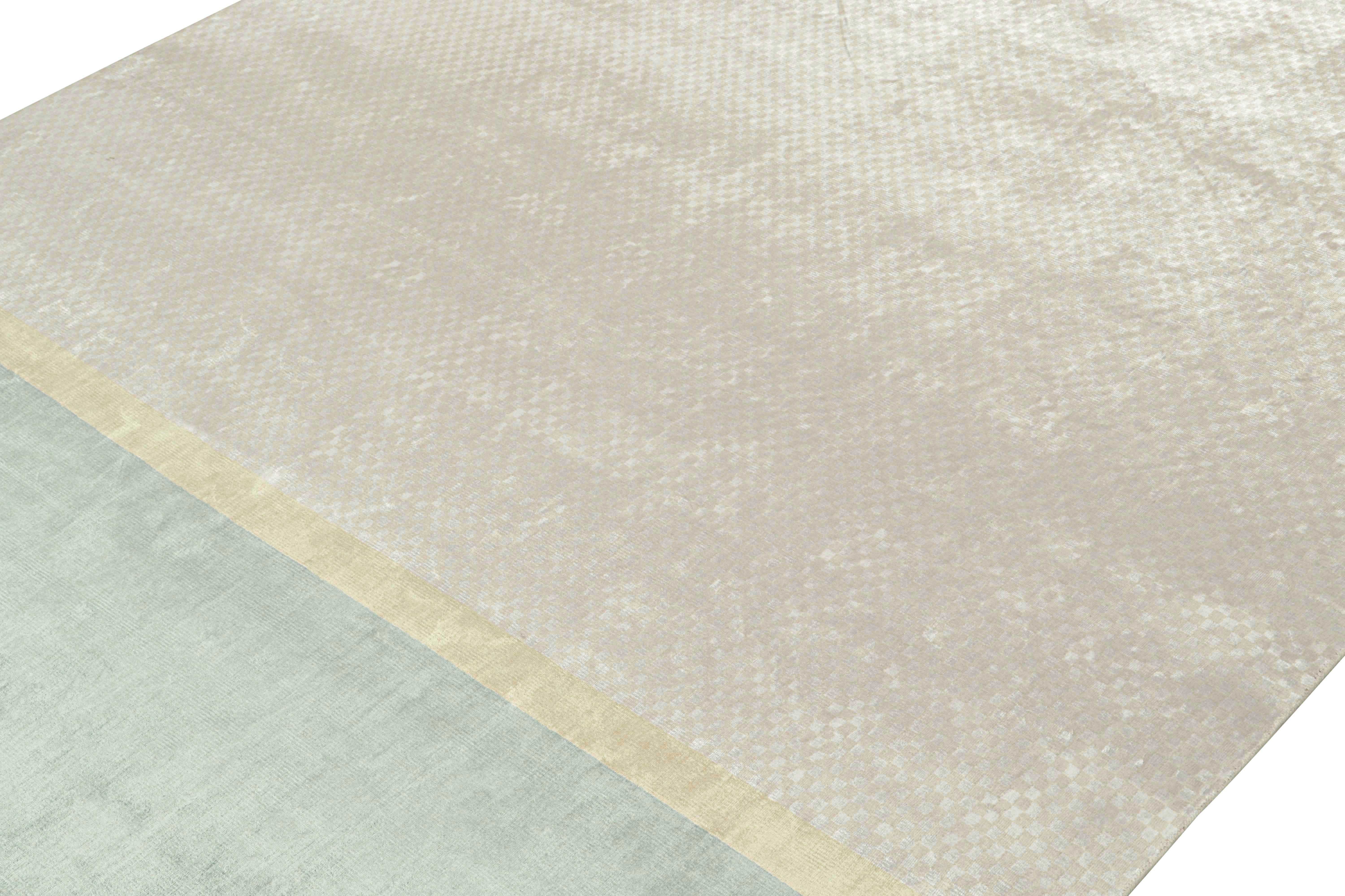 Alfombra moderna Rug & Kilim en azul con rayas doradas y dibujo geométrico beige