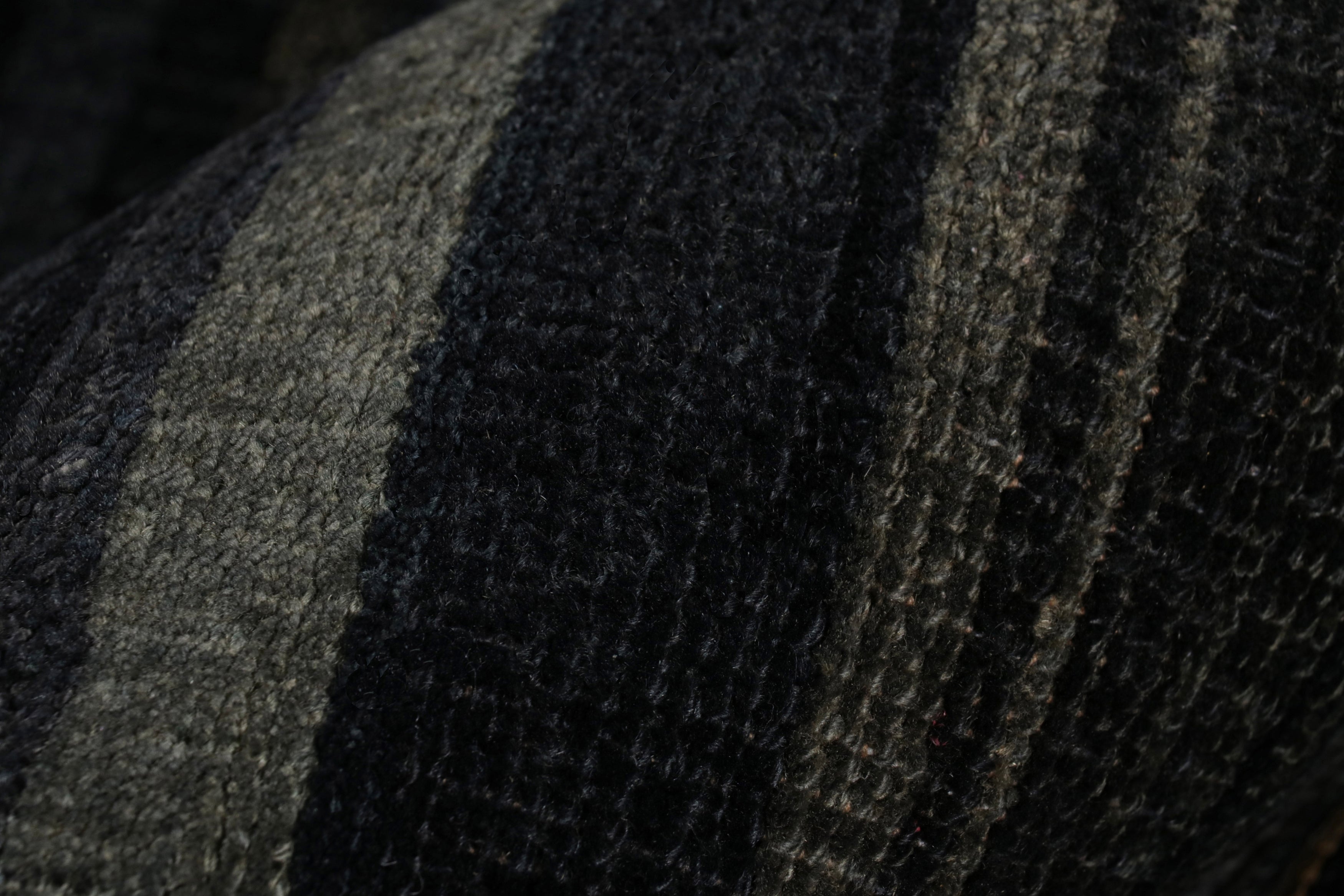 Rug & Kilim's Modern Textural Rug in Grisaille Blue and Black Stripes and Striae (tapis texturé moderne en grisaille, rayures et noir)