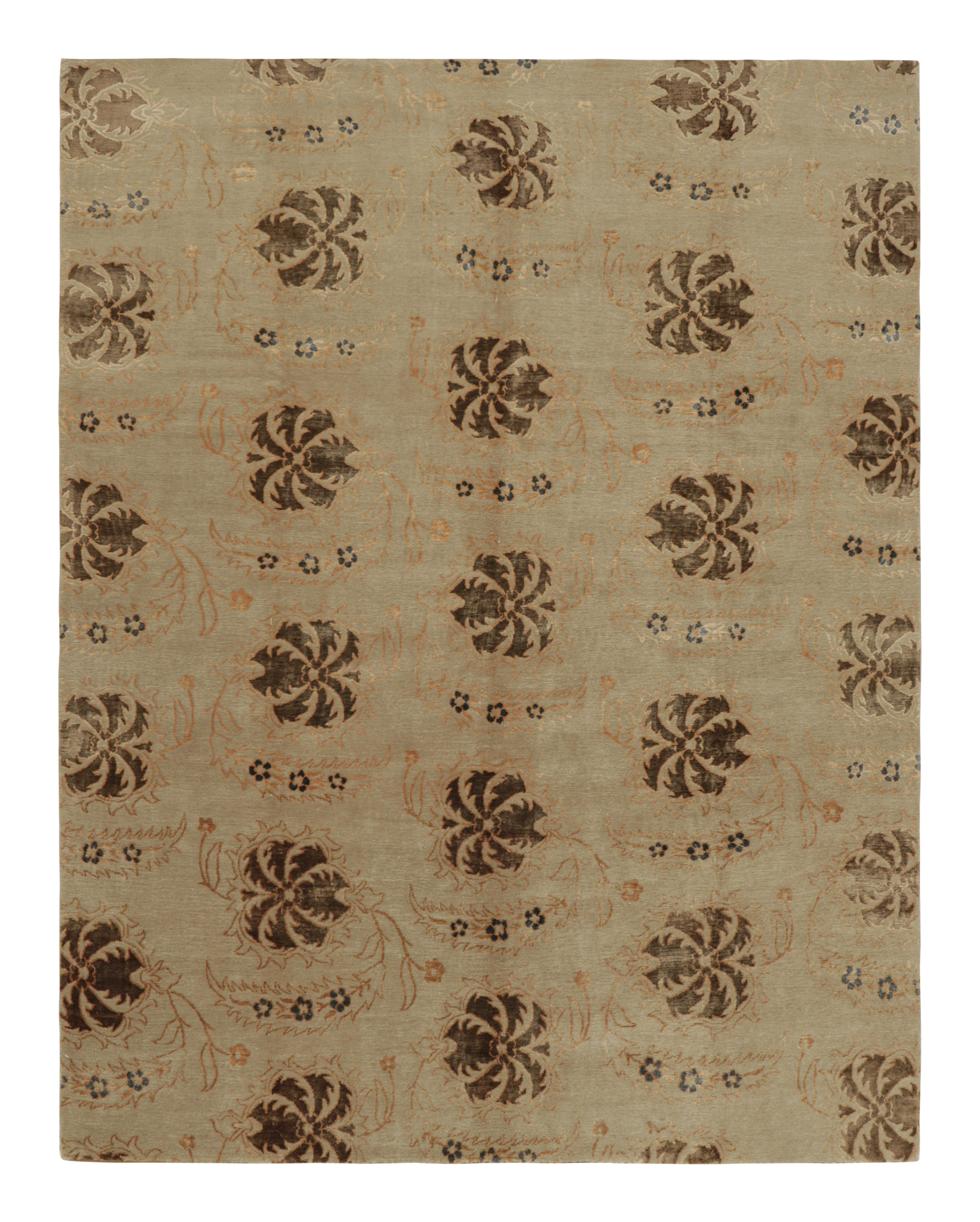Rug & Kilim è un tappeto in stile europeo con motivo floreale beige-marrone e oro-arancio.