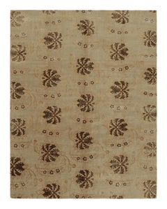 Rug & Kilim è un tappeto in stile europeo con motivo floreale beige-marrone e oro-arancio.