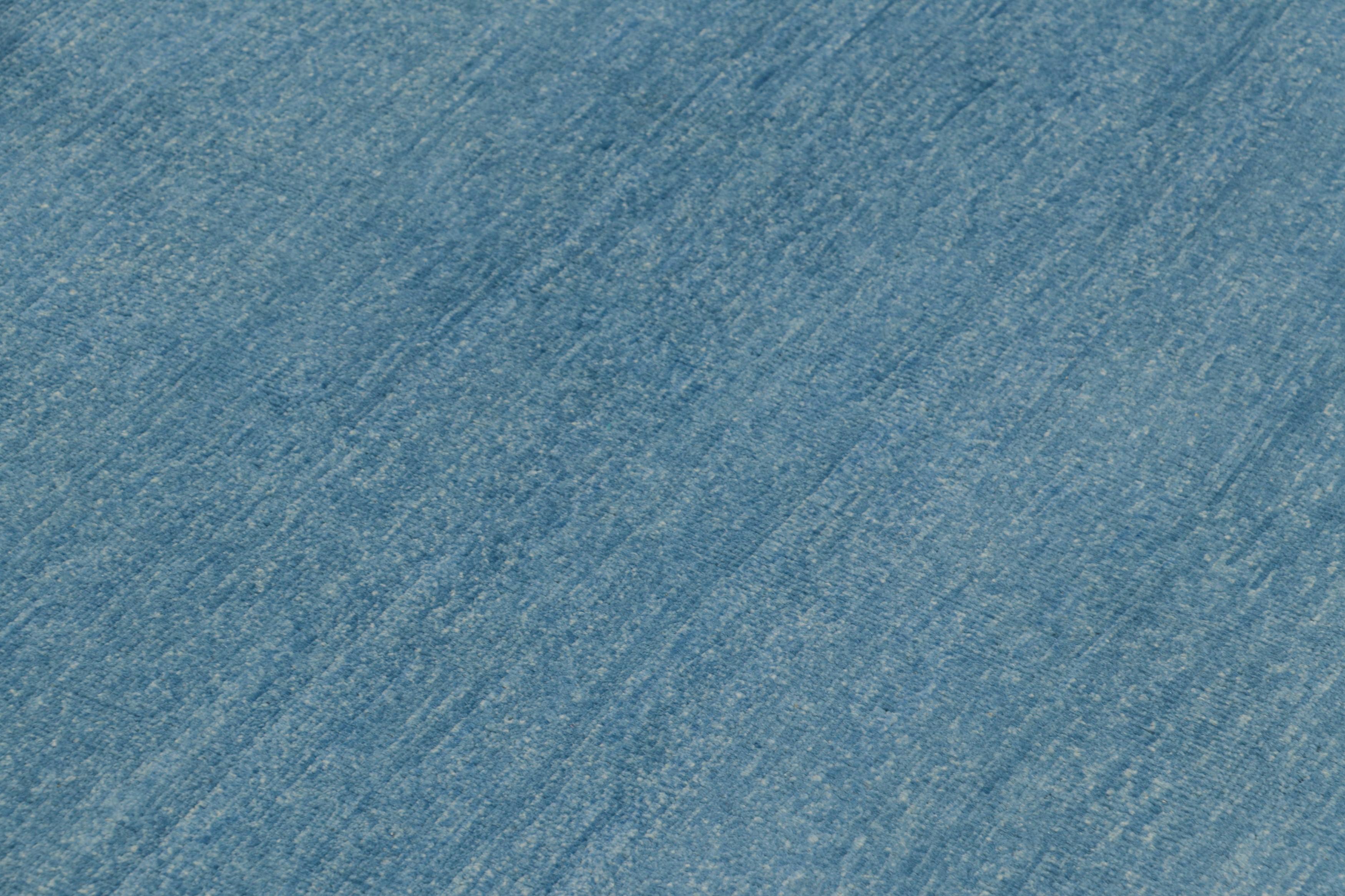 Anudada a mano en lana, esta alfombra Modern Classics de 8x9 de Rug & Kilim tiene un diseño de campo abierto y borde geométrico inspirado en el movimiento Art Déco chino de los años 20. 

Sobre el diseño: 

Los tonos azul claro subrayan el campo