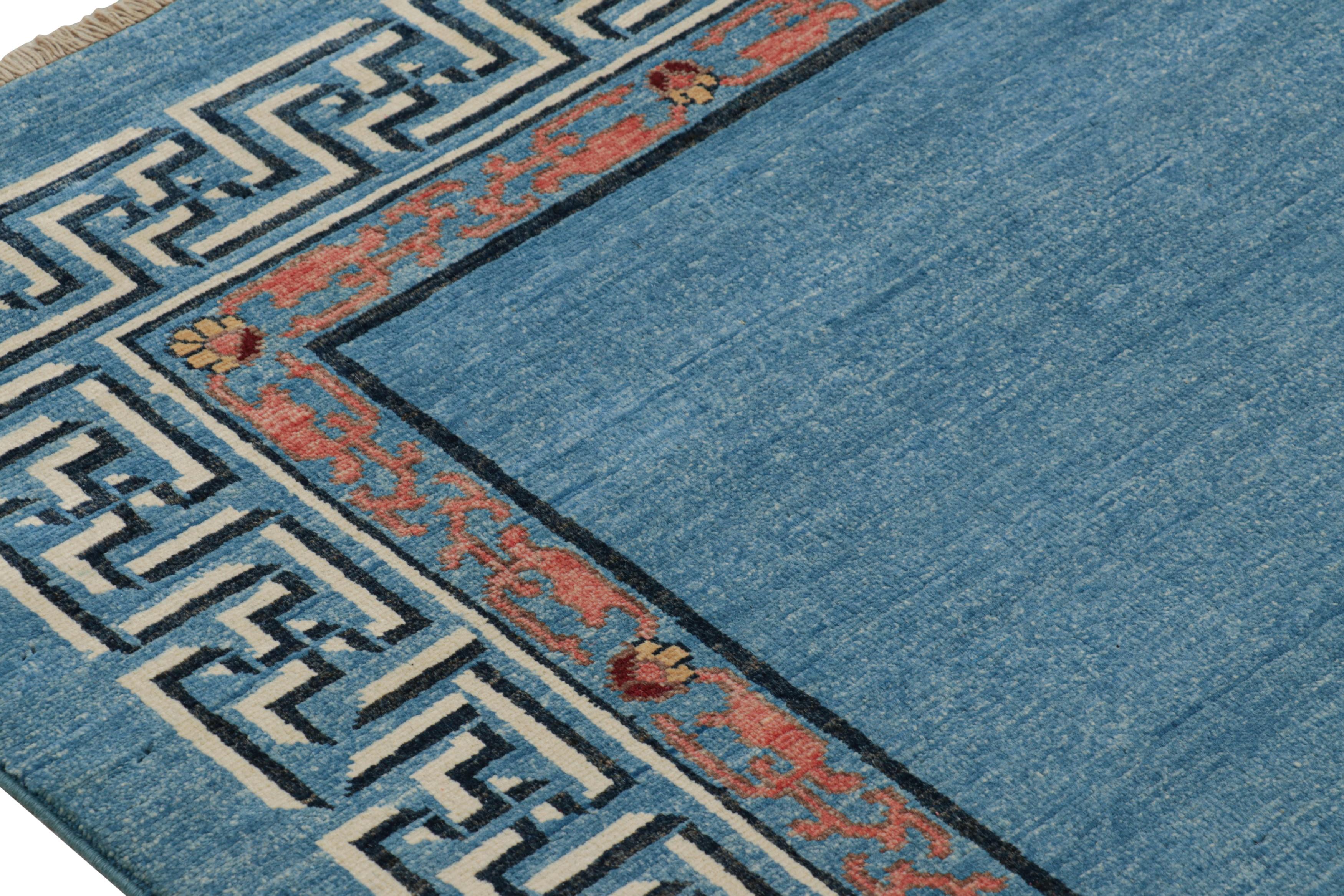 Alfombra estilo Art Déco de Rug & Kilim con campo abierto azul claro y bordes geométricos Art Decó
