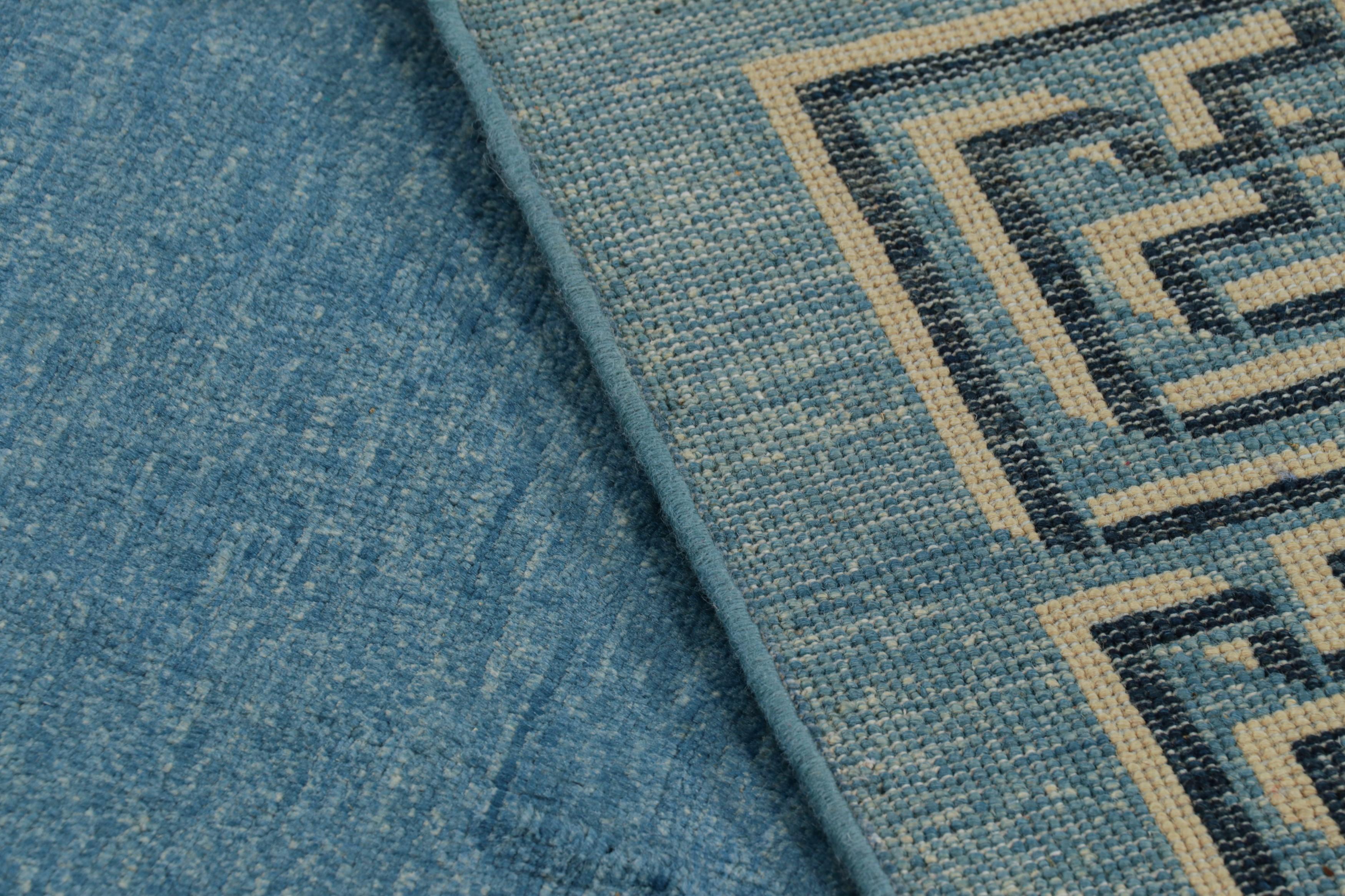 Alfombra estilo Art Déco de Rug & Kilim con campo abierto azul claro y bordes geométricos Lana