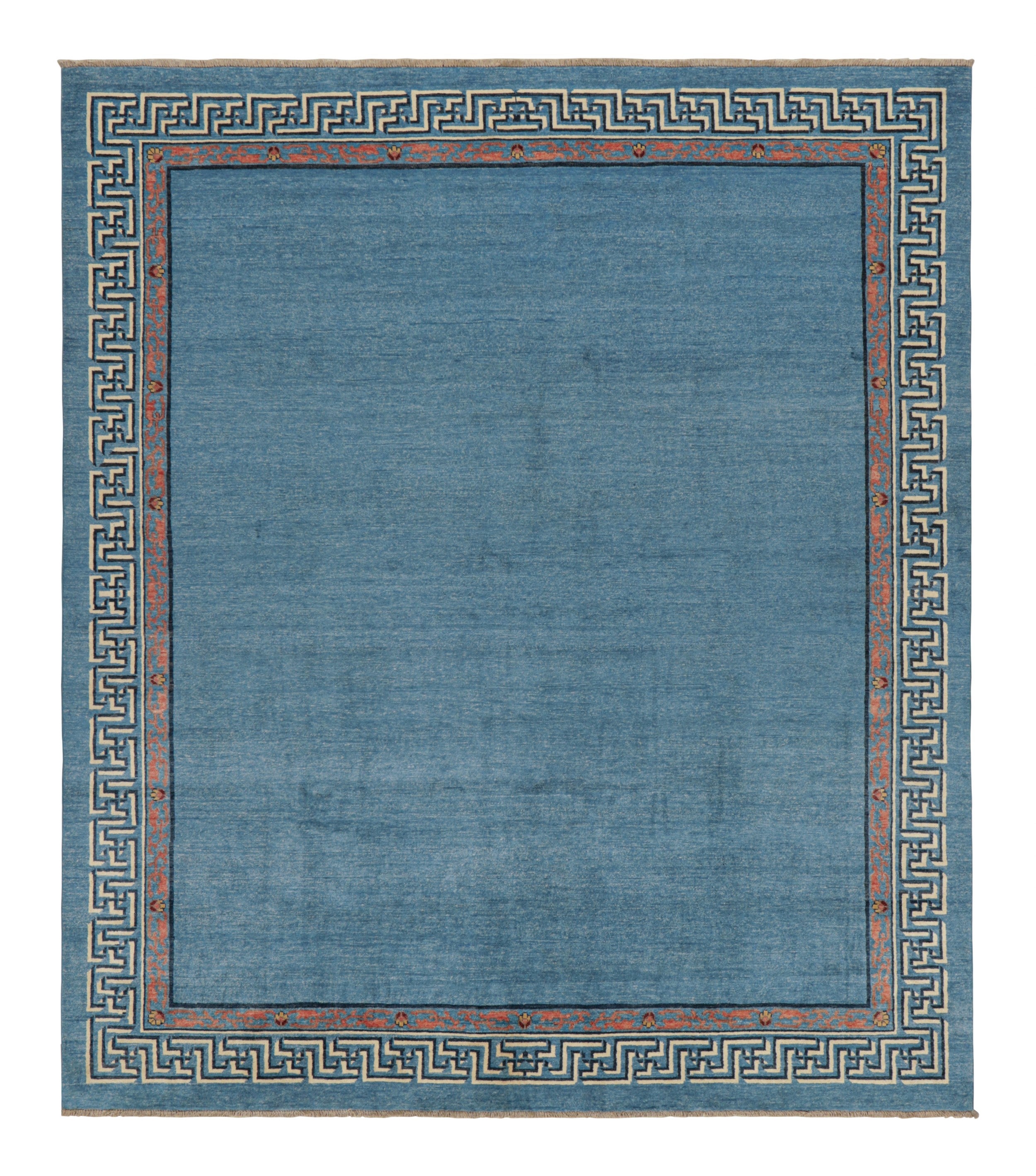Rug & Kilim's Art Deco Style Teppich mit hellblauem offenem Feld und geometrischen Bordüren
