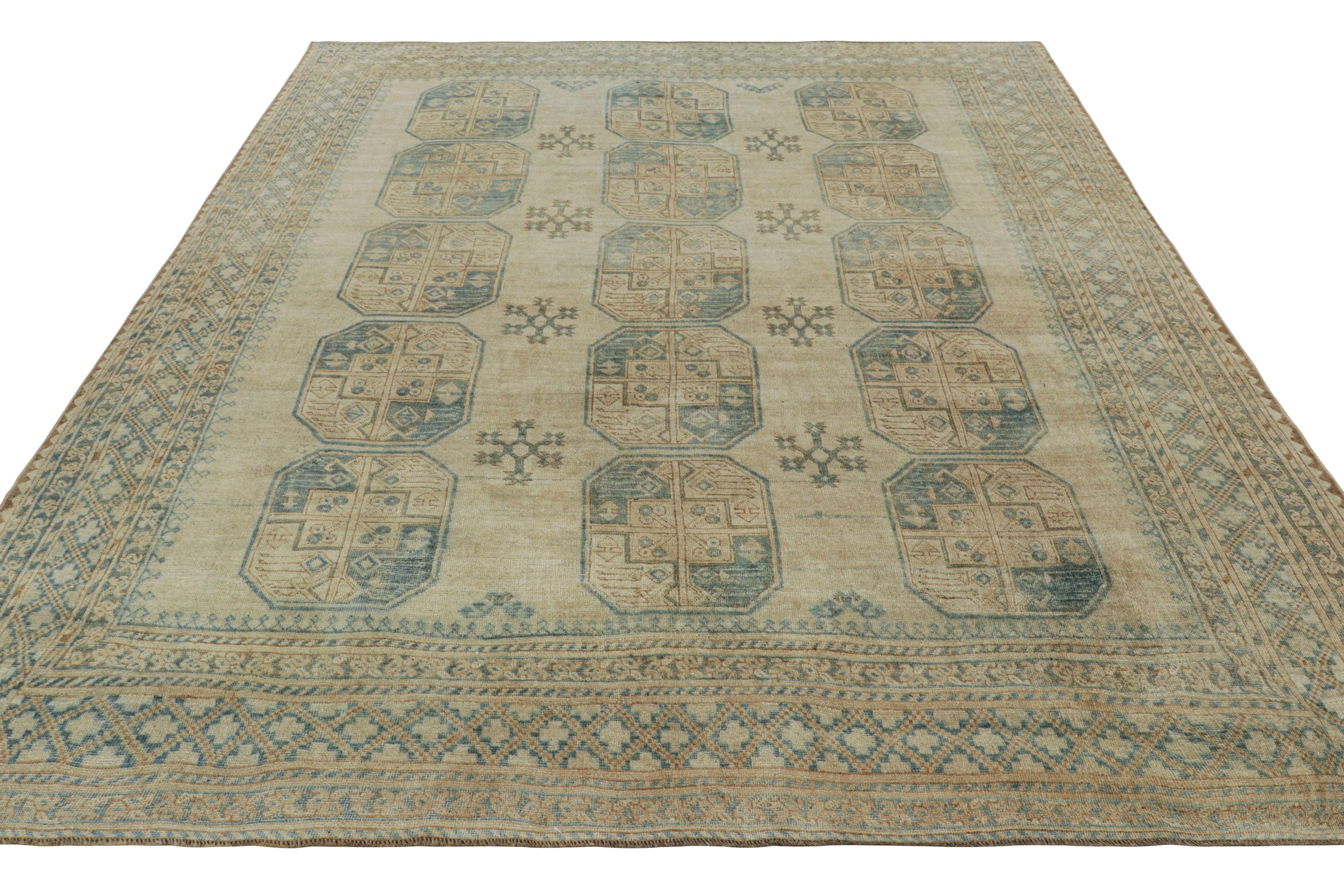 Alfombra vintage Ersari con motivos geométricos beige-marrón y verde azulado, de Rug & Kilim en Bueno estado para la venta en Long Island City, NY