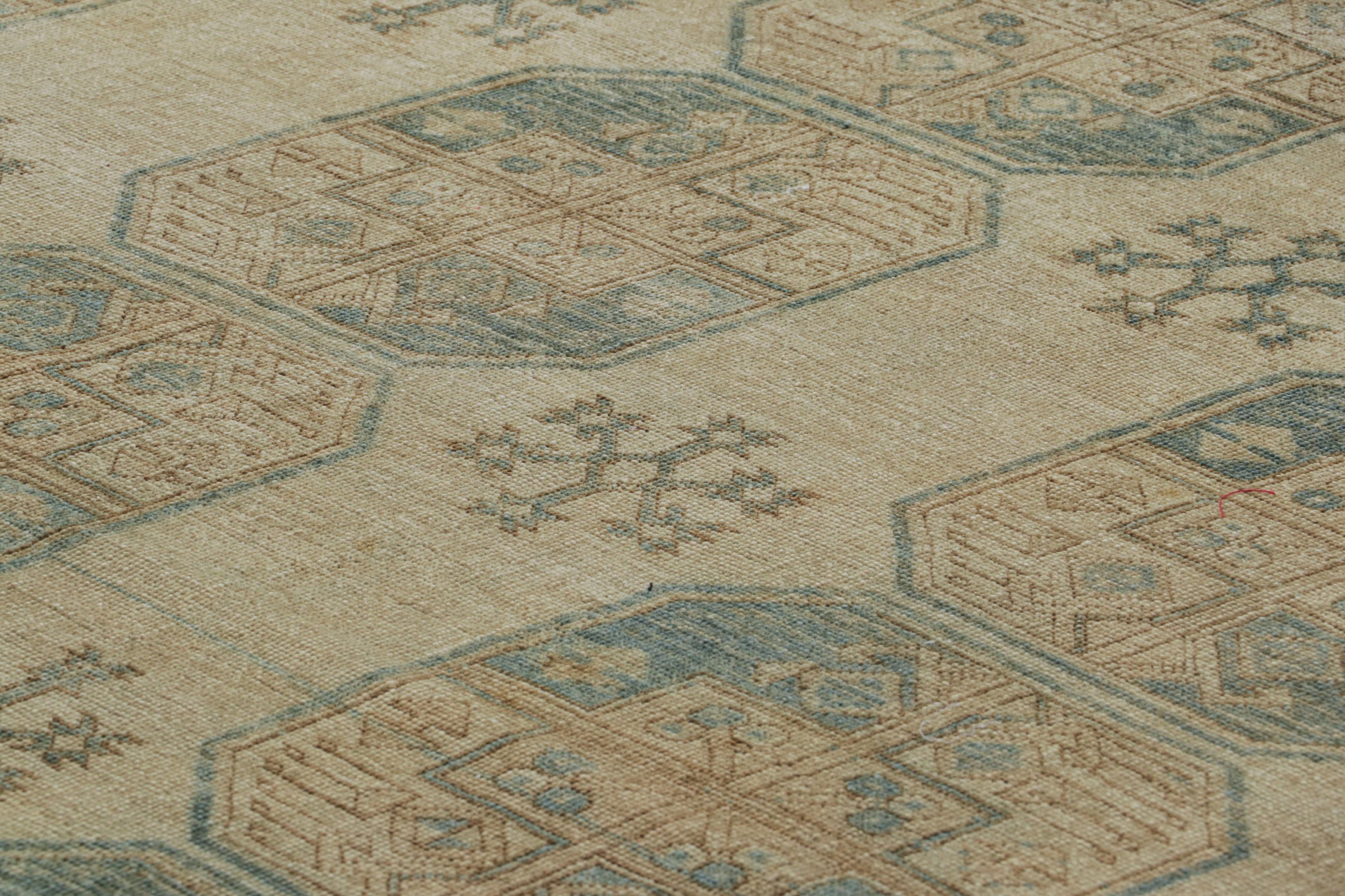 Anudada a mano en lana y originaria de Turquía hacia 1950-1960, esta alfombra Ersari vintage de 8x9 es de la misma procedencia, una subtribu del pueblo turcomano a menudo conocida por sus diseños de alfombras tribales más distintivos. 

Sobre el