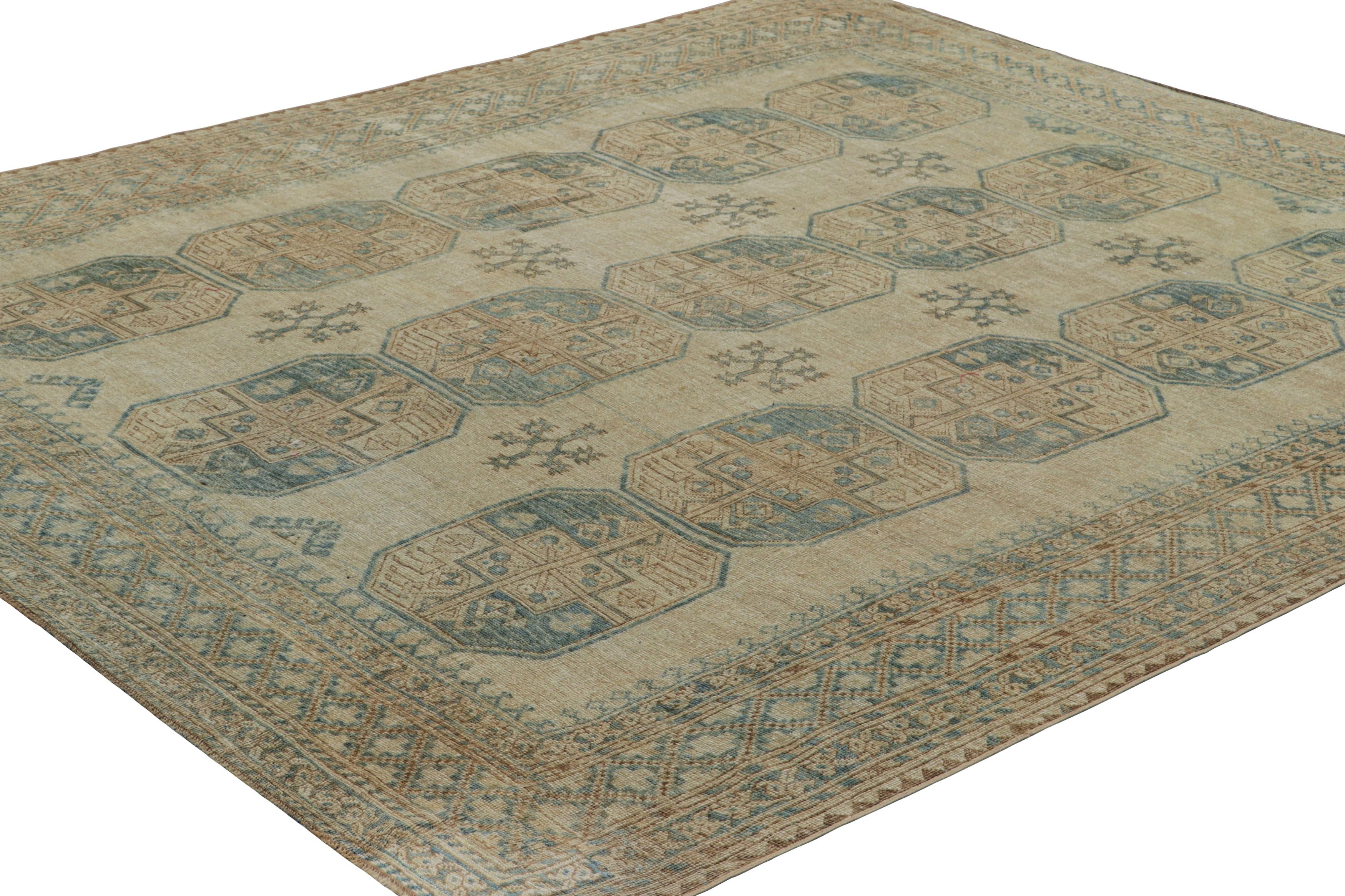 Alfombra vintage Ersari con motivos geométricos beige-marrón y verde azulado, de Rug & Kilim Anudado a mano en venta
