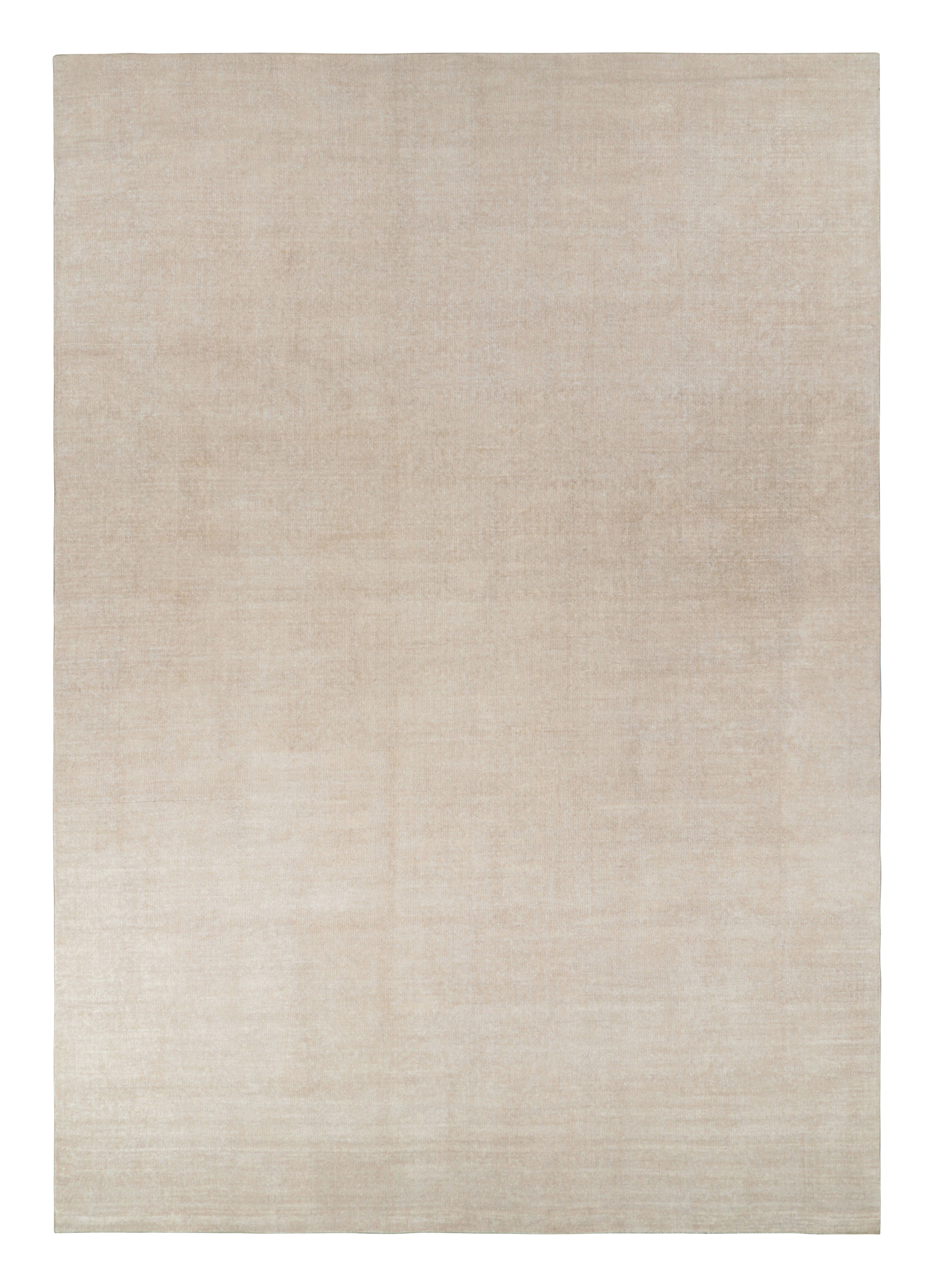 Rug 
Kilim è un tappeto oversize dai toni beige-marroni e dalle striature.