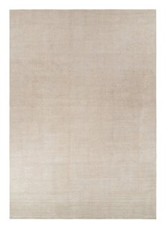 Rug & Kilim è un tappeto oversize dai toni beige-marroni e dalle striature.