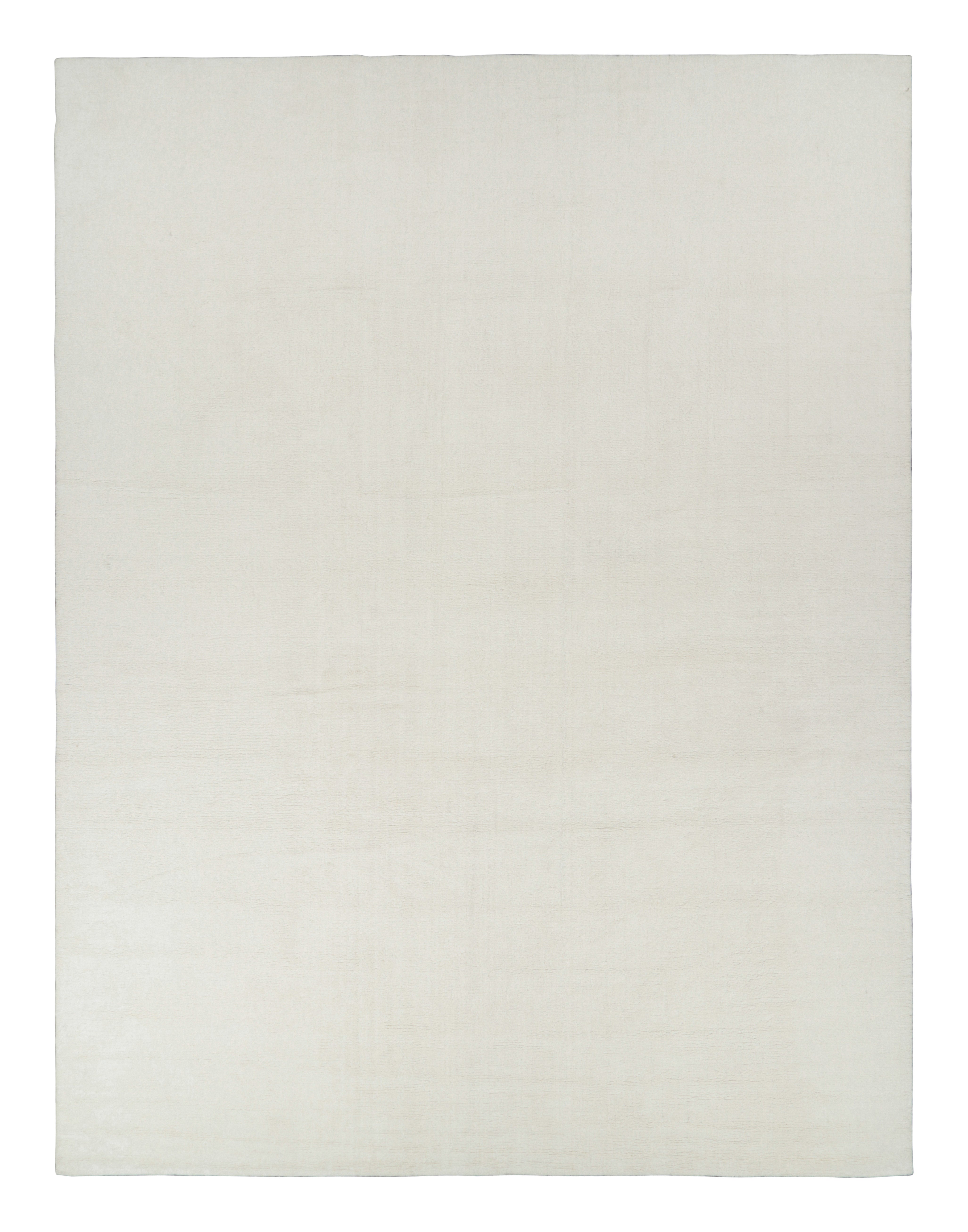 Alfombra de textura sobredimensionada de Rug & Kilim en sencillos y sólidos tonos blanco crema