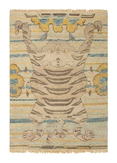 Tapis en peau de tigre de Rug & Kilim avec pictogramme or, bleu et beige-brun