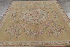 Rug & Kilim - Tappeto in stile Aubusson in oro e beige con medaglione floreale