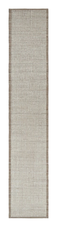 Rug & Kilims extralanger Kilim-Läufer mit weißen, strukturierten Streifen und Schlieren