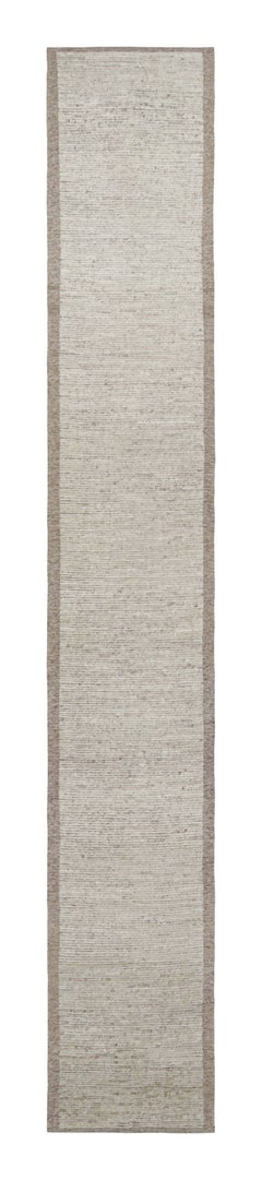 Rug & Kilim è un tappeto runner Kilim extra-lungo con strisce testuali e striature bianche.