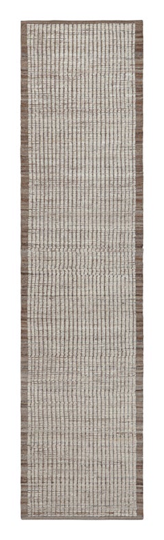 Rug & Kilims extralanger Kilim-Läufer mit weißen, strukturierten Streifen und Schlieren