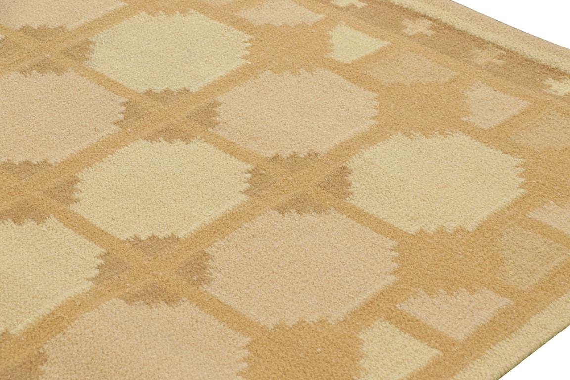 Moderne Tapis de style scandinave à motif géométrique pêche et beige-brun de Rug & Kilim