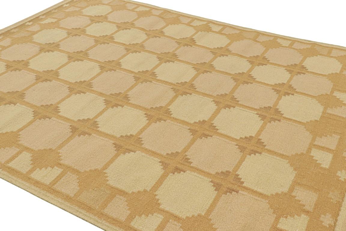 Tissé à la main Tapis de style scandinave à motif géométrique pêche et beige-brun de Rug & Kilim