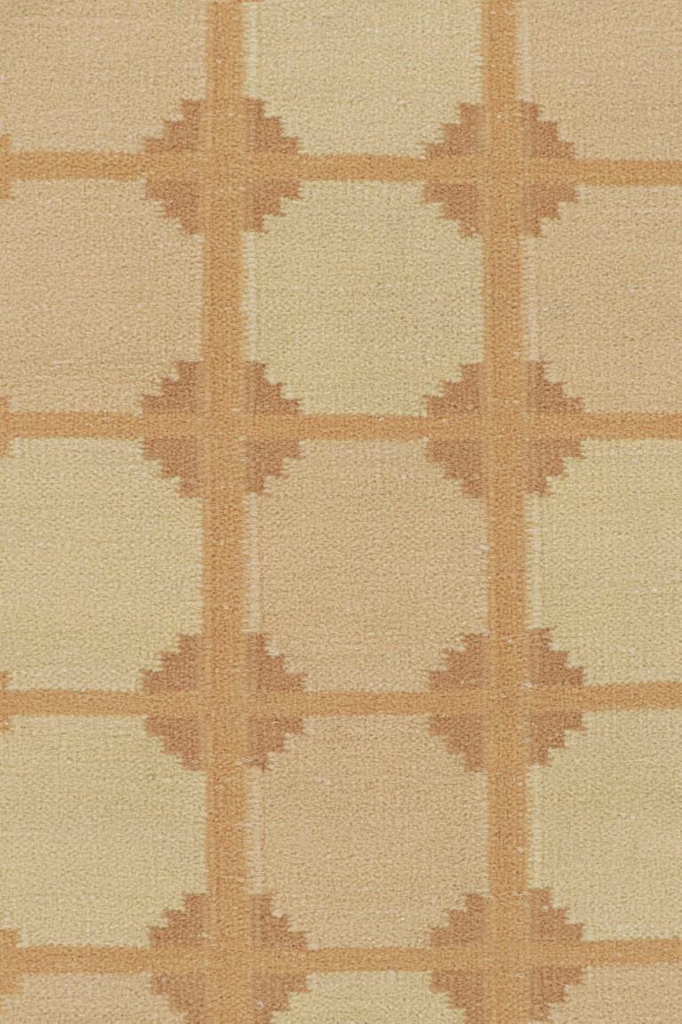 Tapis de style scandinave à motif géométrique pêche et beige-brun de Rug & Kilim Neuf à Long Island City, NY
