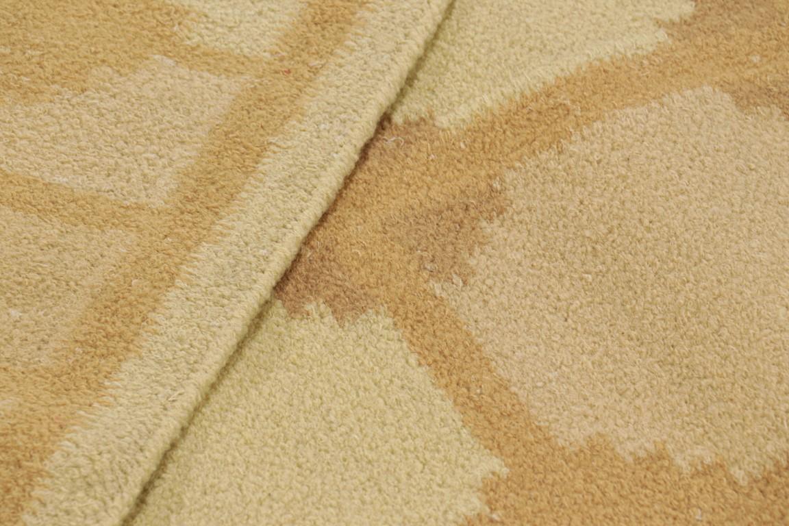 XXIe siècle et contemporain Tapis de style scandinave à motif géométrique pêche et beige-brun de Rug & Kilim