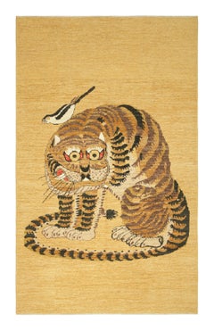 Rug & Kilim's Contemporary Tiger Pictorial Rug in Gold-, Braun- und Schwarztönen