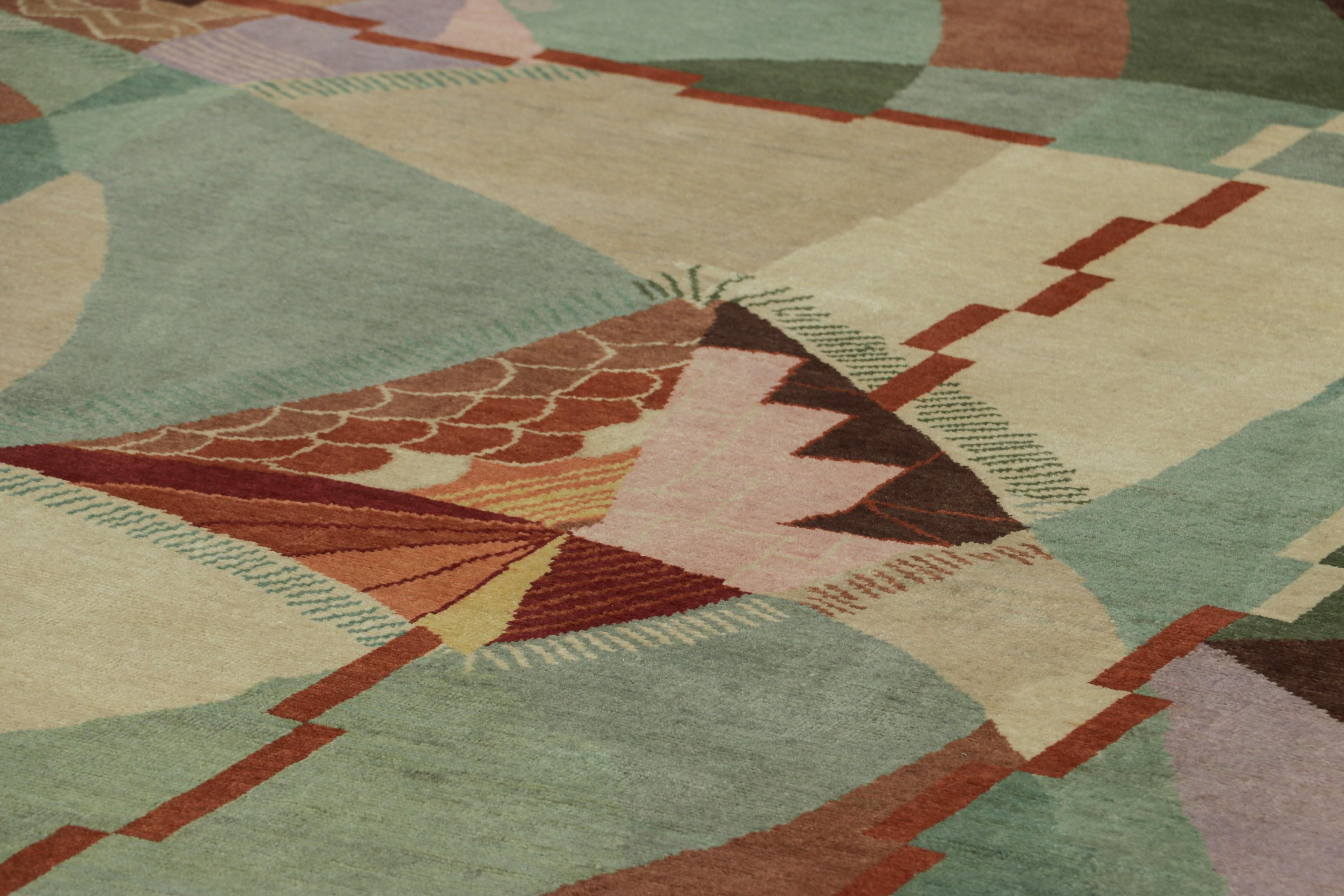 Realizzato in lana annodata a mano, questo tappeto 9x12 è un'audace novità della collezione di tappeti cinesi Art Deco di Rug & Kilim: una rivisitazione contemporanea di pezzi d'epoca degli anni '20 e di rari design di tappeti vintage e antichi