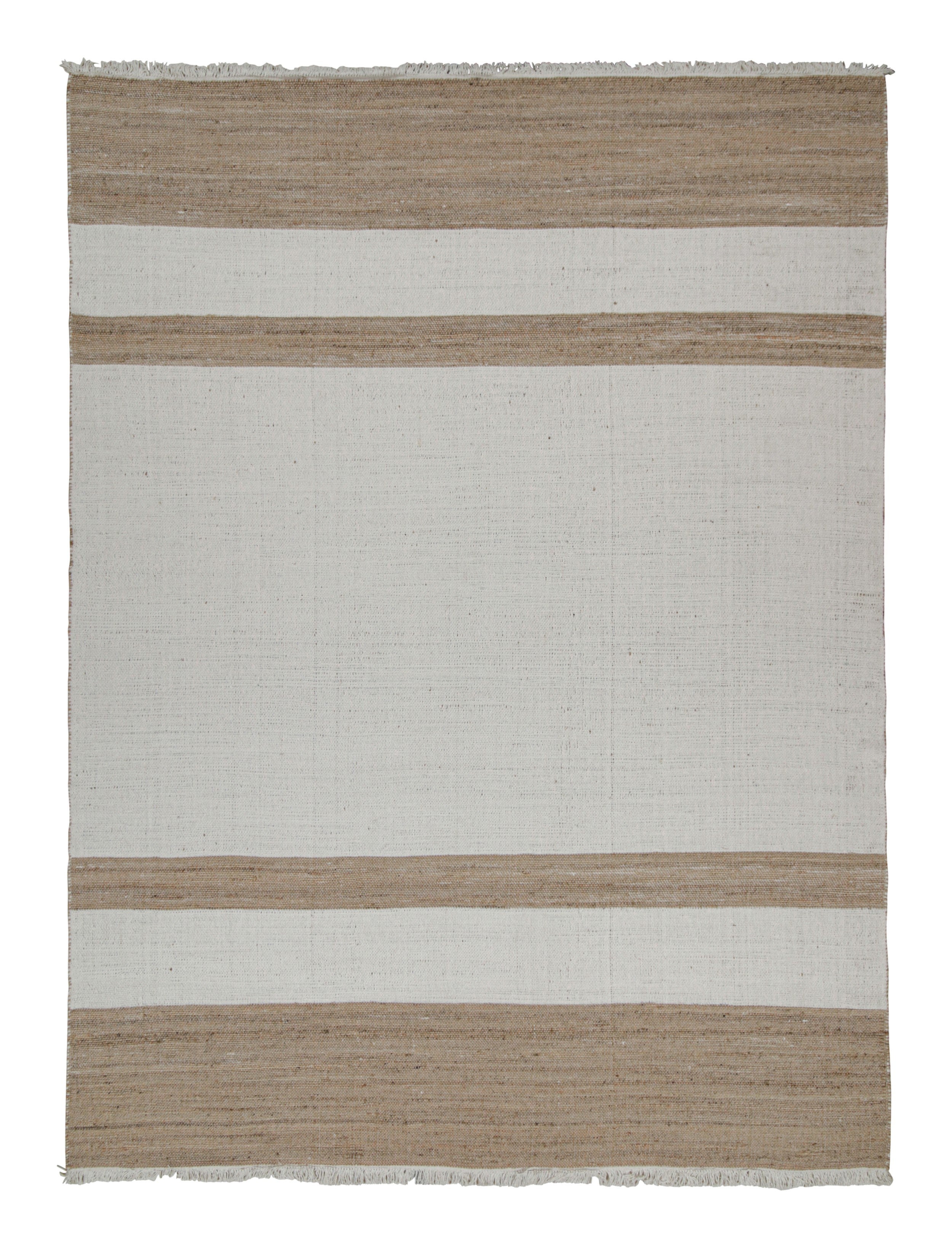 Rug & Kilim è un tappeto contemporaneo in iuta a strisce bianche e beige-marroni.